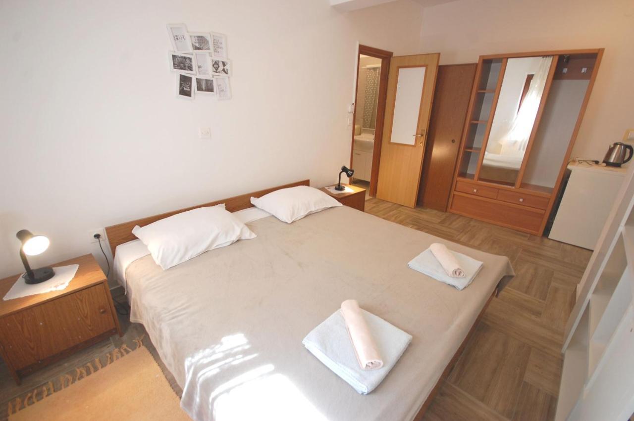 Apartments Snjezana By El-Pi Tours Njivice Esterno foto
