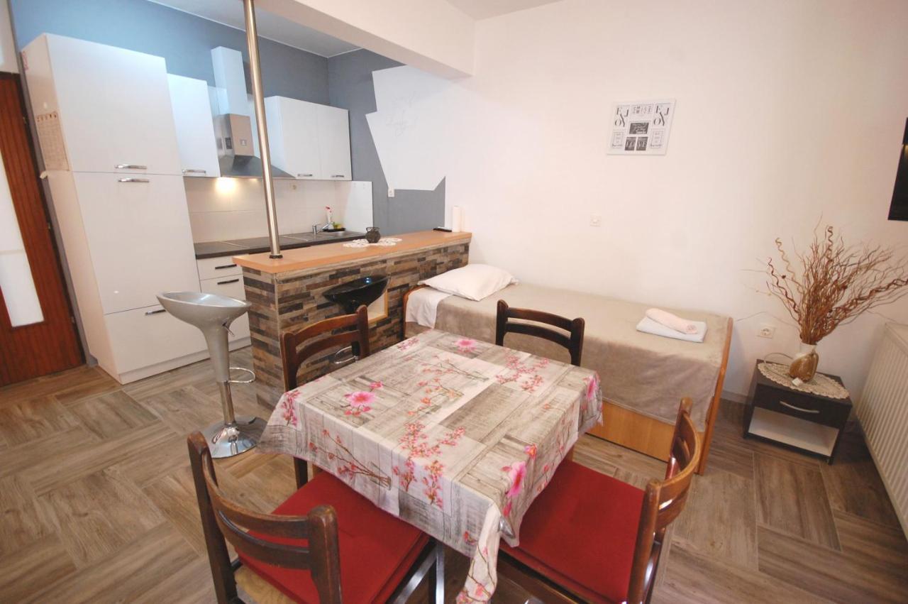 Apartments Snjezana By El-Pi Tours Njivice Esterno foto